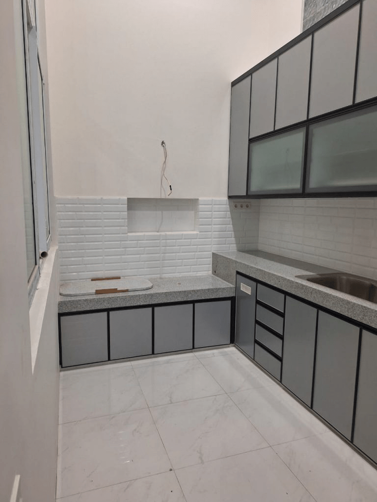 Jasa pemasangan kusen aluminium oleh tenaga profesional.